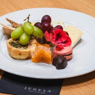 Herkkulautanen + lasillinen punaviiniä