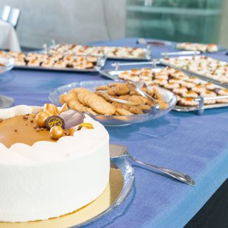 Makeita juhlatarjoiluja väitöskahvitilaisuudessa.