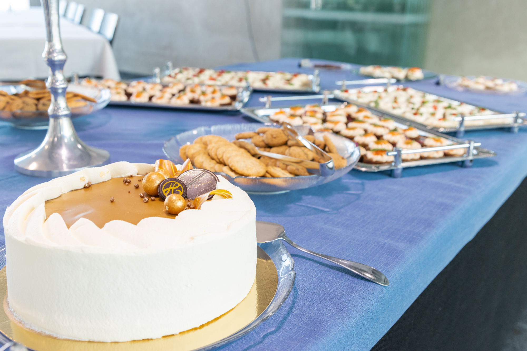 Makeita juhlatarjoiluja väitöskahvitilaisuudessa.