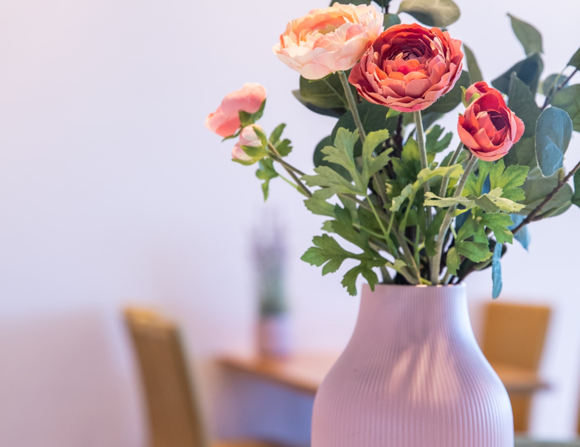 Kukkamaljakko juhlapöydän koristeena.